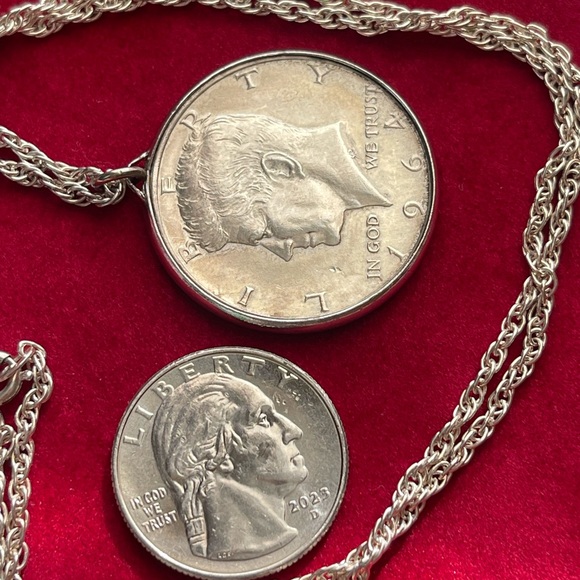 Silver Kennedy coin pendant necklace - Picture 3 of 6